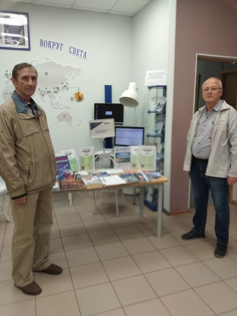 Владимир Захаров и Александр Трегубов ветераны ВОИР Курортного р-на СПб на выставке, посвящённой 90-летию ВОИР РФ в ЦБС имени Зощенко