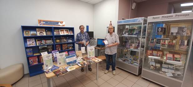 Владимир Захаров и Александр Трегубов ветераны ВОИР Курортного р-на СПб на выставке посвящённой 10 летию ВОИР Курортного р-на СПб и 91 годовщине ВОИР РФ в ЦБС имени Зощенко.
